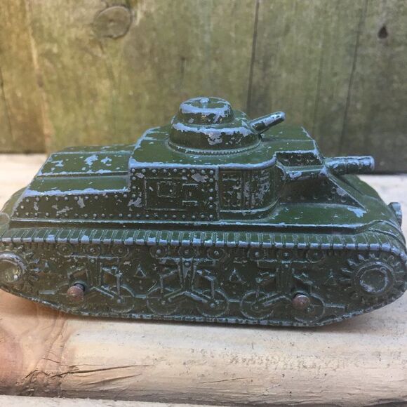 Vintage 1962 TootsieToy Army Tank Green Toy Car - Picture 2 of 4